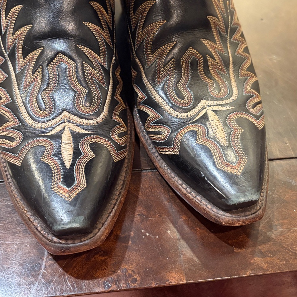 Lucchese women's cowboy boots these are size 8.5 B

Great condition - Picture 2 of 13
